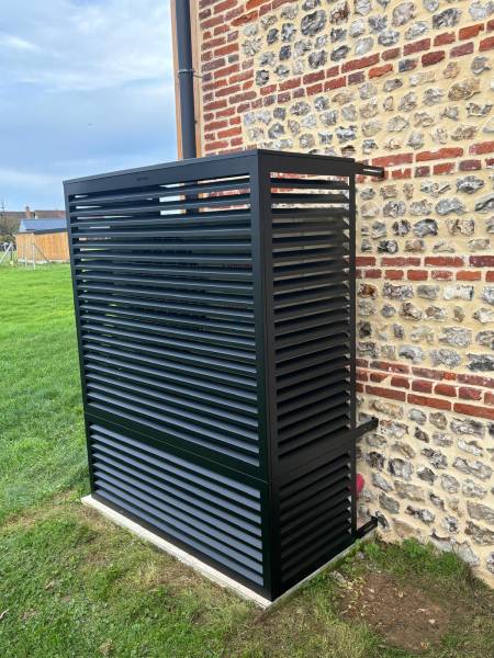 Habillage noir alu pour pompe à chaleur design par SARL Pierre Durand proche Le Havre