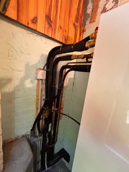 Raccordement d'une unité de pompe à chaleur, tuyaux et réseau chauffage